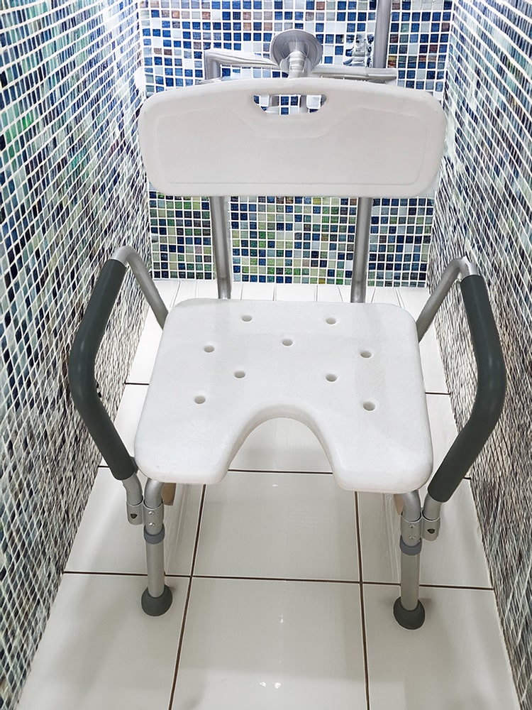 Por que você deveria escolher uma cadeira de chuveiro com braços para conforto e segurança