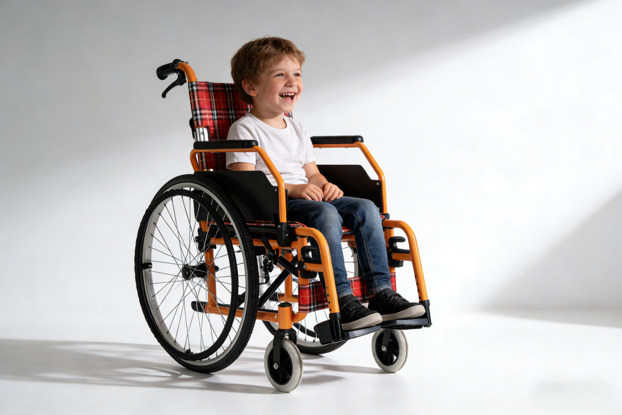 Uma crian&ccedil;a feliz na cadeira de rodas pedi&aacute;trica da Brother Medical